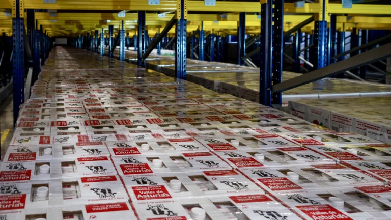 Palets de leche UHT en el almacén de Lactavisa