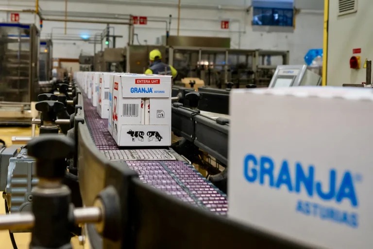 Caja de leche Granja en la línea de encajado