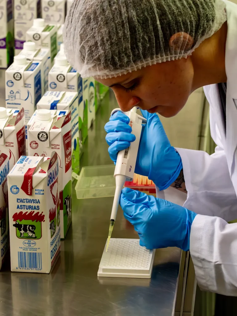 Técnica del laboratorio de Lactavisa analizando muestras de leche envasada