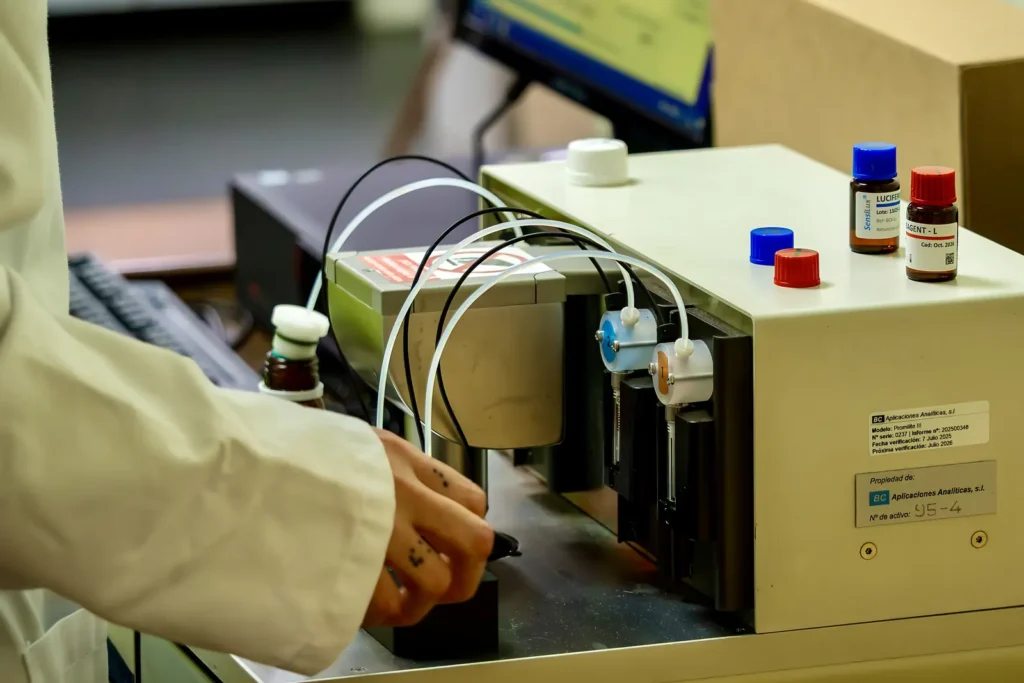 Equipo de análisis del laboratorio de calidad