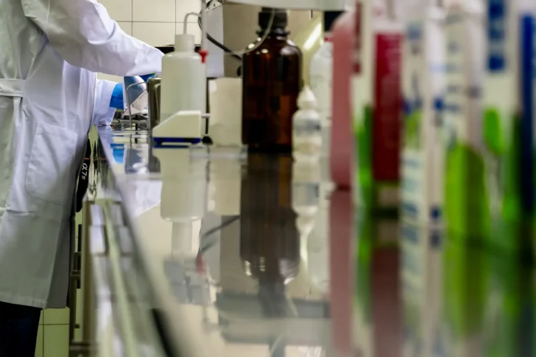 Técnico de Lactavisa trabajando junto a la línea de producción